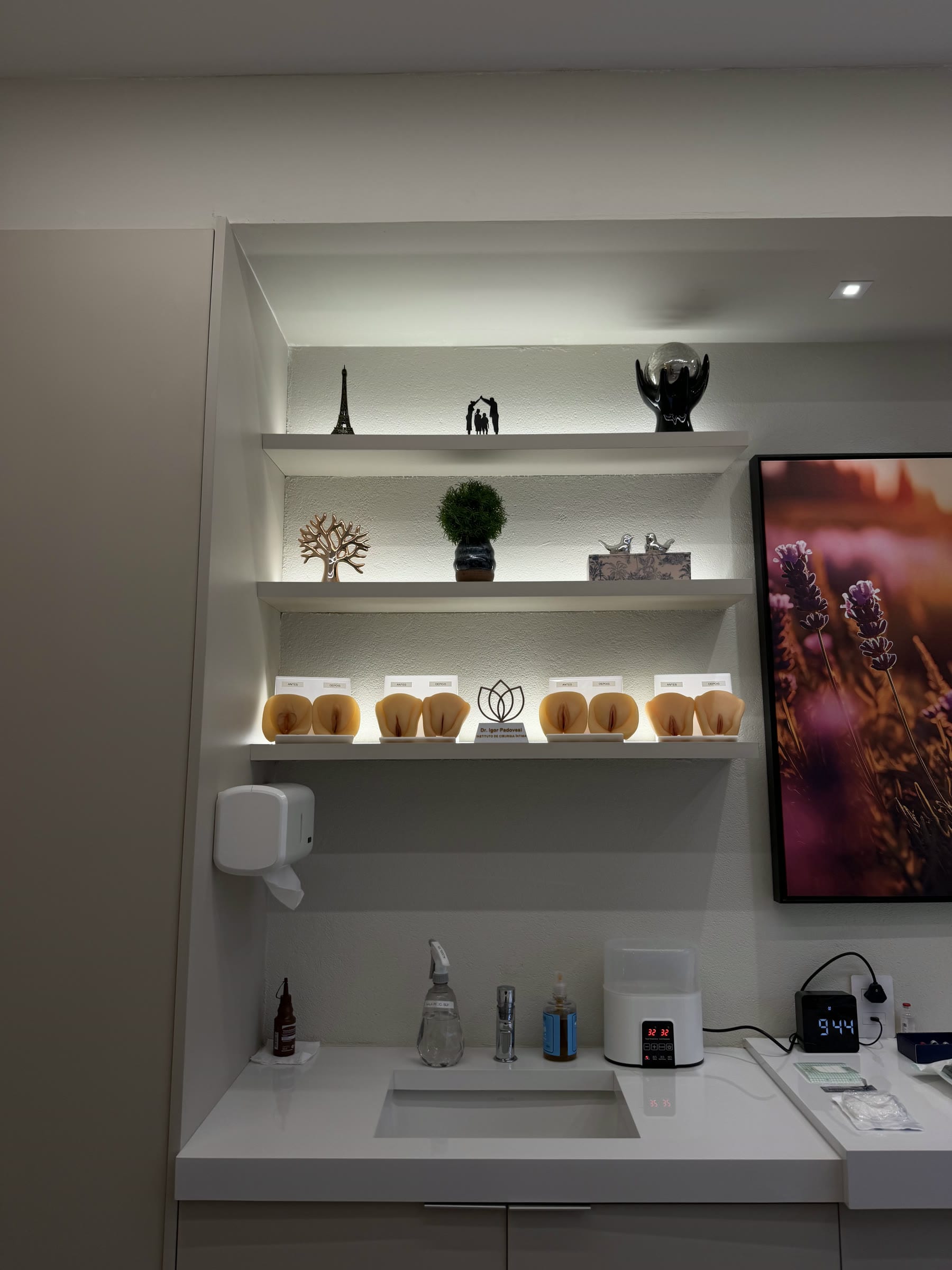 Bancada com pia e prateleiras iluminadas do consultório