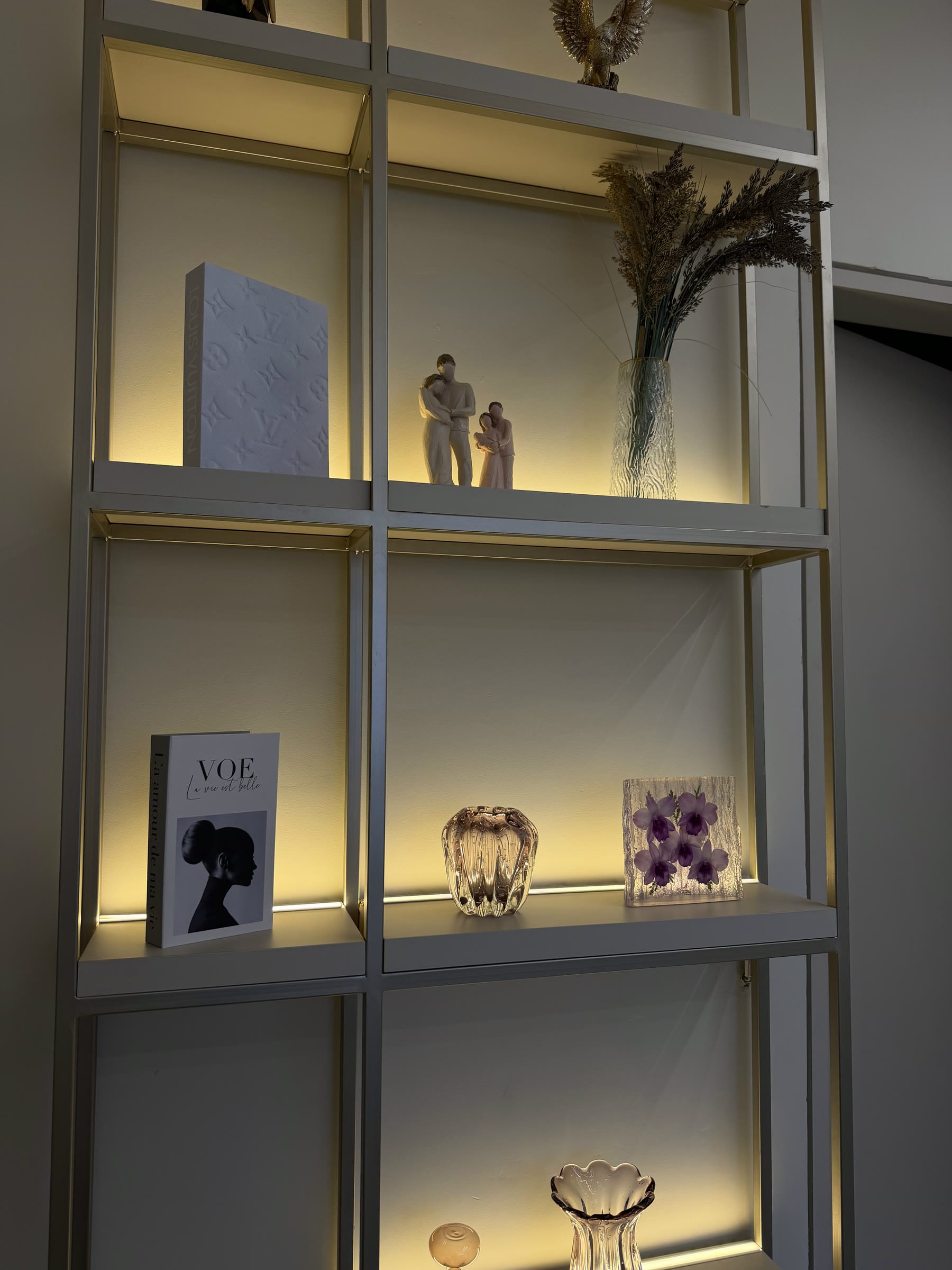 Estante decorativa com prateleiras iluminadas